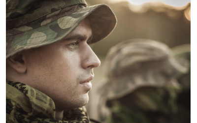 KAMUFLIAŽINIAI POLO STILIAUS MARŠKINĖLIAI –SUSIJUNGUSIOS DVI NAUJAUSIOS TENDENCIJOS