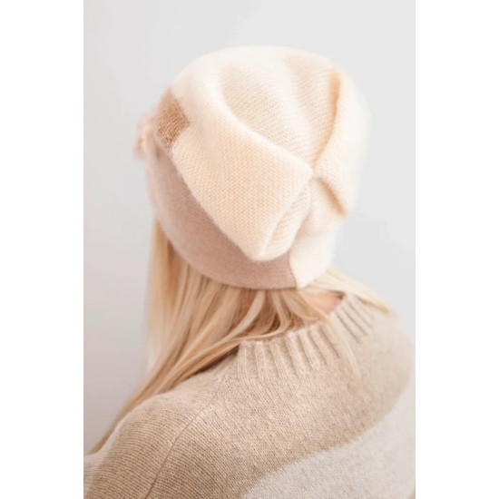 Moteriška baltos spalvos kepurė Rose Piršinės, šalikai, kepurės ir kt.