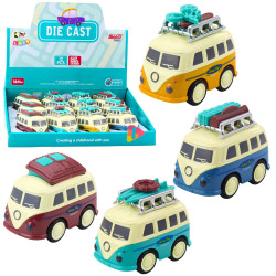 Kemperis su pavara ir judančiu bagažu ant stogo