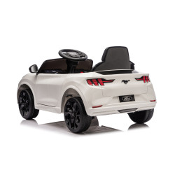 Baltas Ford Mustang automobilis