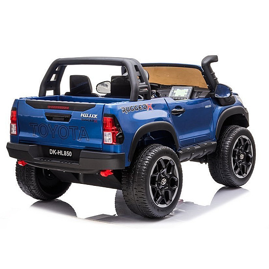 Sininen sähkökäyttöinen lastenauto Toyota Hilux