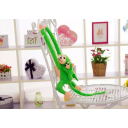 Pliušinė žalia beždžionė su kūdikiu