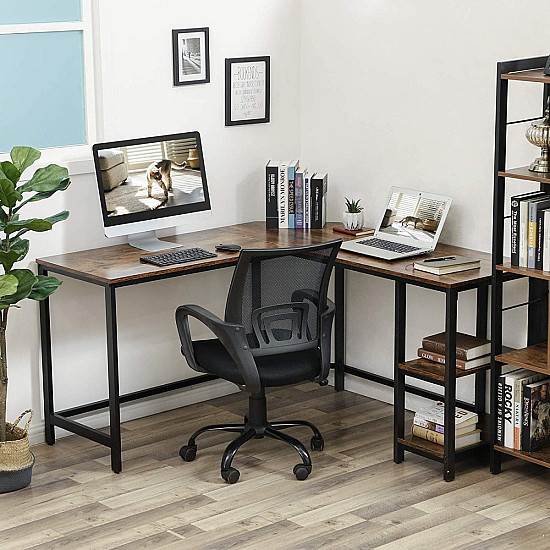 Kampinis rudas kompiuterio stalas su dviem lentynomis