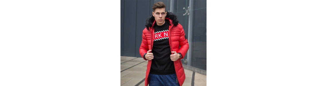 Žiemos energetika - raudona vyriška striukė miesto fone