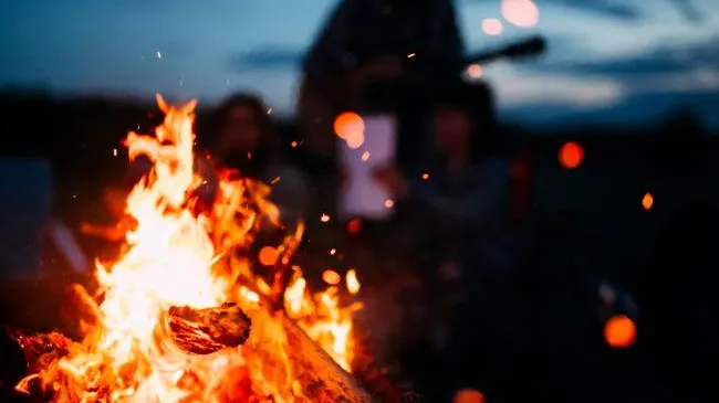 Kaip apsirengti, kad būtų patogu barbekiu vakaro metu?