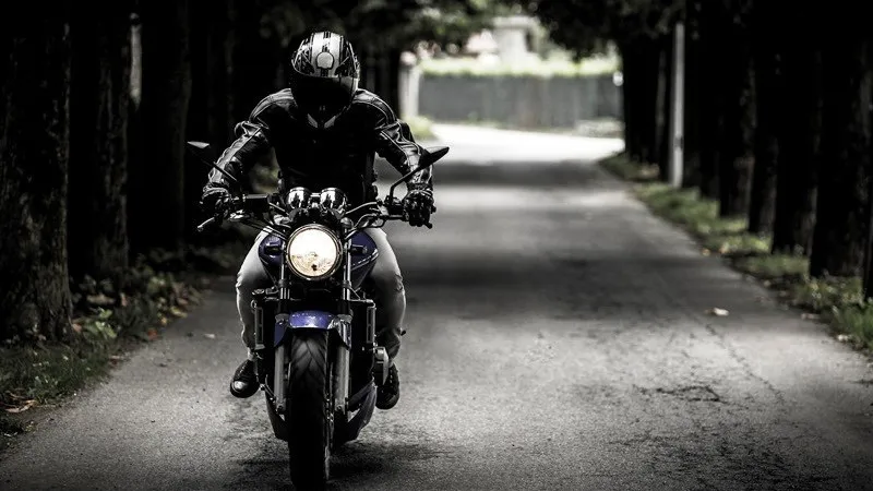 Kokią aprangą rinktis pasivažinėjimui su motociklu?