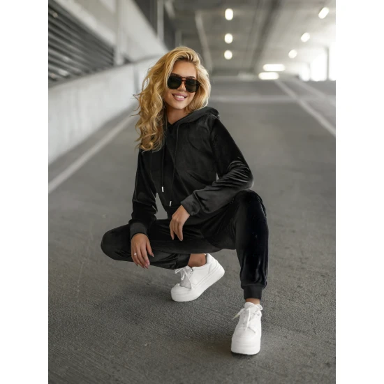 Moteriškas juodos spalvos veliūrinis kostiumas Moteriški komplektai