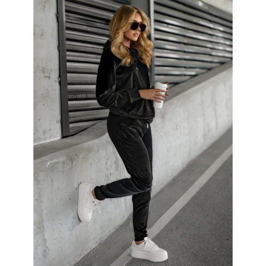 Moteriškas juodos spalvos veliūrinis kostiumas Moteriški komplektai