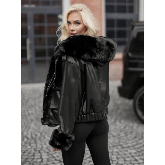 Moteriška juodos spalvos odinė striukė su kailiuku Dersi Striukės