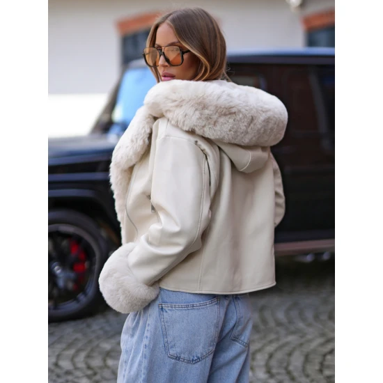 Moteriška balta striukė su kailiu Nikol Moteriškos striukės