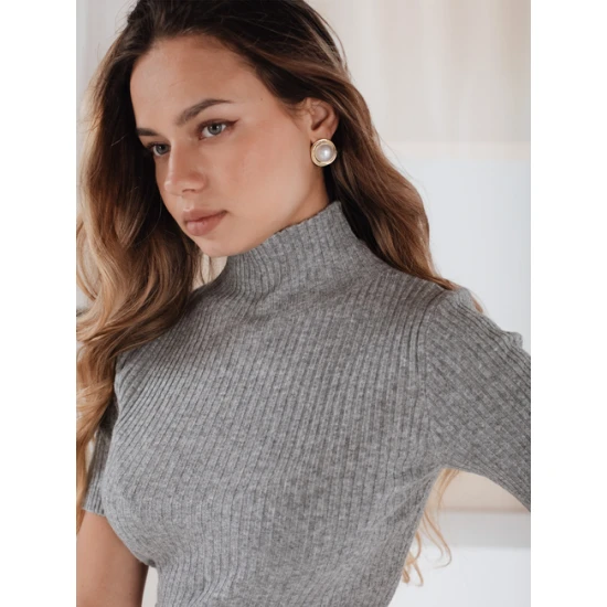 Moteriškas pilkas megztinis Moteriški megztiniai