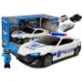 Poliisiauto ja poliisin hahmo