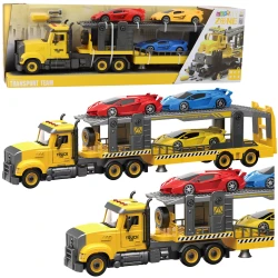 Geltonas sunkvežimis su trimis sportiniais automobiliais