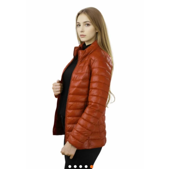 Moteriška bordo spalvos striukė Tina Moteriškos striukės