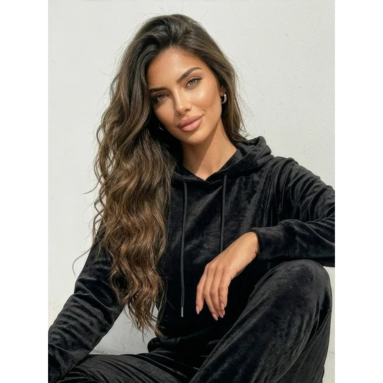 Moteriškas juodos spalvos veliūrinis kostiumas Moteriški komplektai