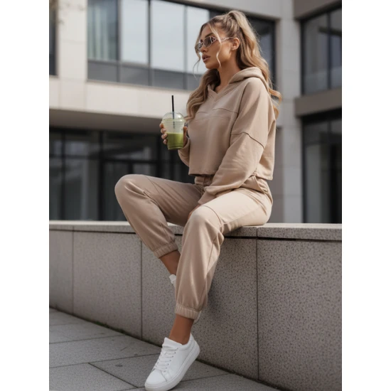 Moteriškas rusvas sportinis kostiumas Bistan Moteriški komplektai
