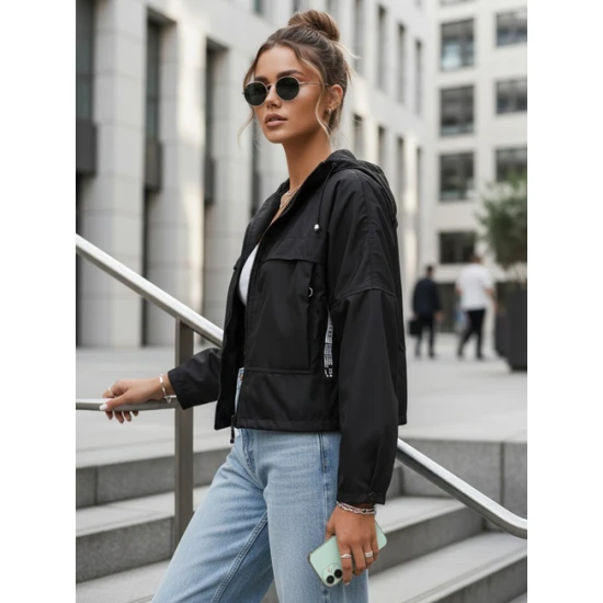 Moteriška juoda pereinamojo sezono striukė Unika Moteriškos striukės