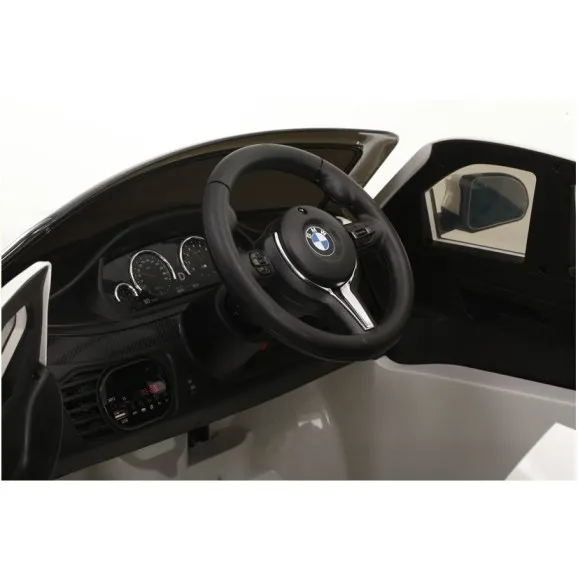 Juodas BMW X6 elektrinis automobilis