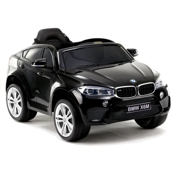 Juodas BMW X6 elektrinis automobilis