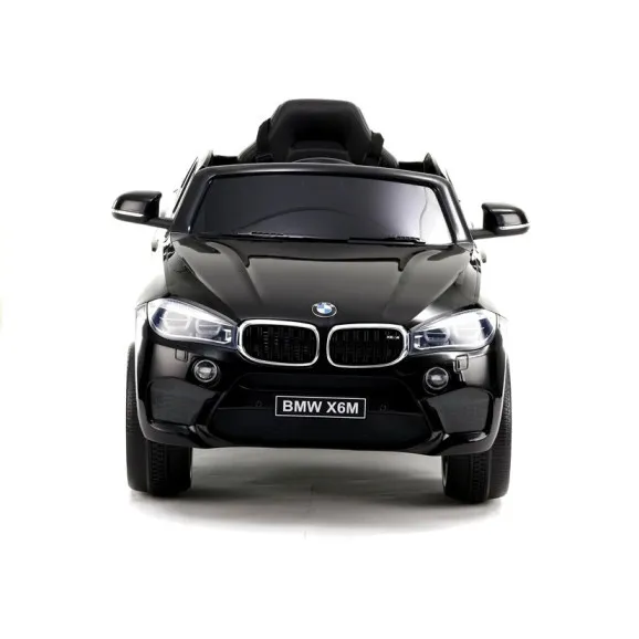 Juodas BMW X6 elektrinis automobilis