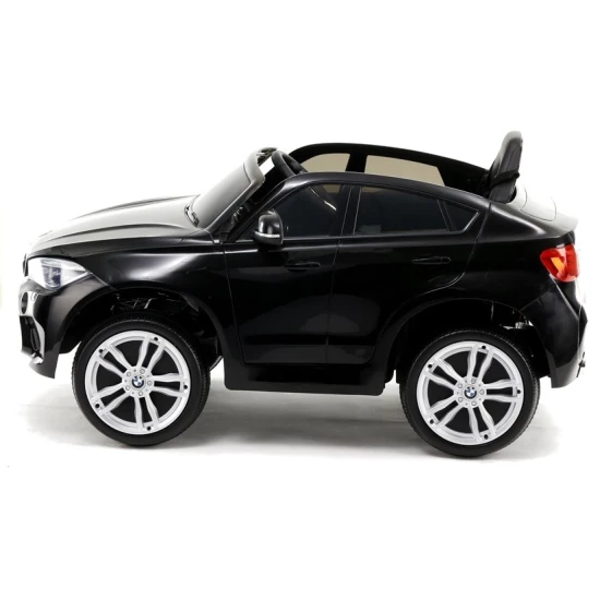 Juodas BMW X6 elektrinis automobilis