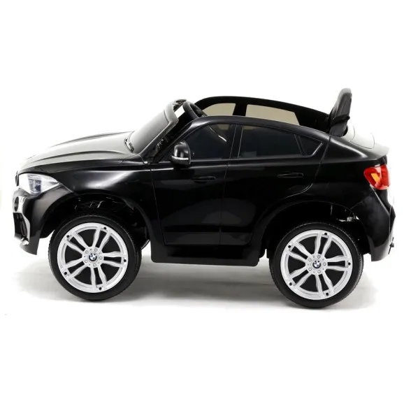 Juodas BMW X6 elektrinis automobilis