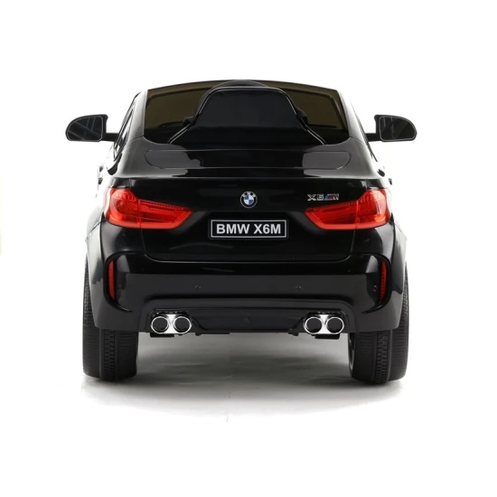 Juodas BMW X6 elektrinis automobilis