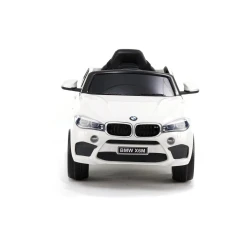 Baltas BMW X6 elektrinis automobilis