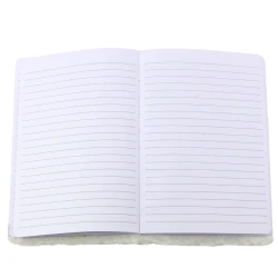Balta pliušinė užrašų knygutė su linijomis, puošta sidabriniais blizgučiais