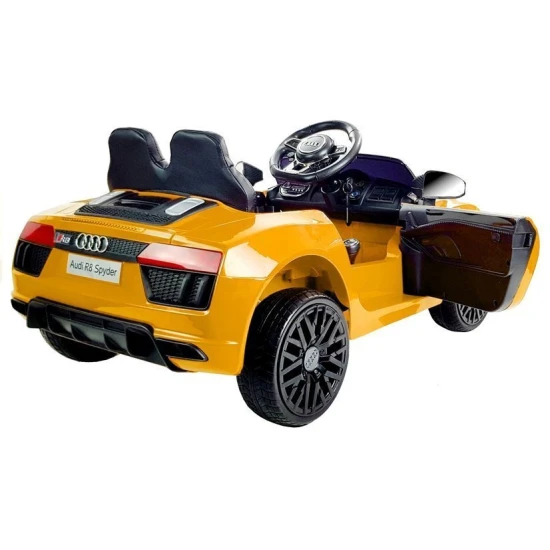 Geltona Audi R8 Spyder elektrinis automobilis
