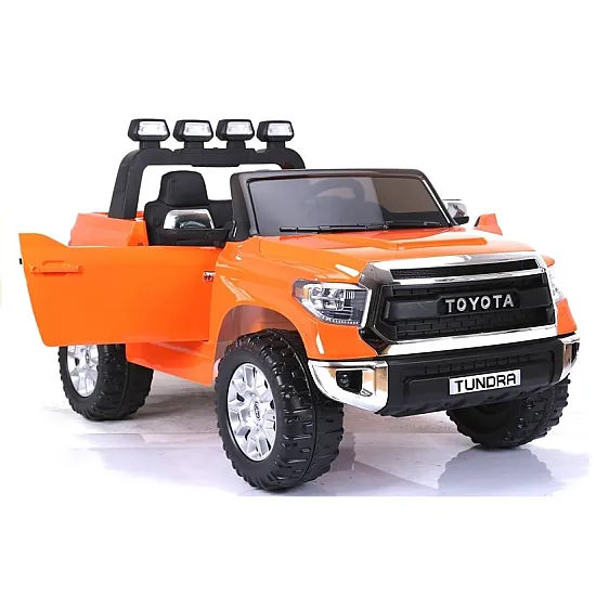 Oranssi Toyota Tundra katumaasturi