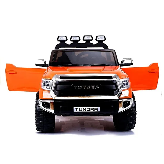Oranssi Toyota Tundra katumaasturi