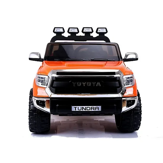 Oranssi Toyota Tundra katumaasturi