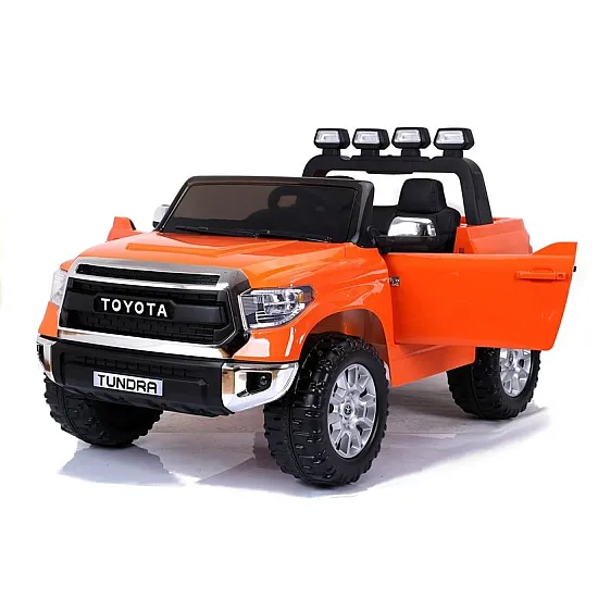 Oranssi Toyota Tundra katumaasturi