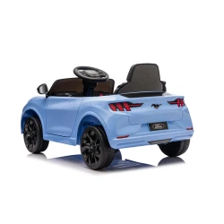 Mėlynas Ford Mustang Mach-E akumuliatoriumi varomas automobilis