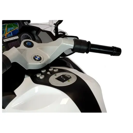 Baltas BMW policijos motociklas
