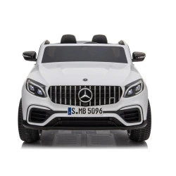 Baltas elektrinis automobilis Mercedes GLC 63S