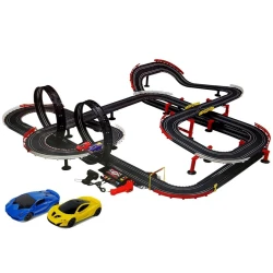 Lenktynių trasa su automobiliais