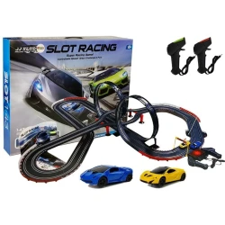 Didžiulė lenktynių trasa su automobiliais