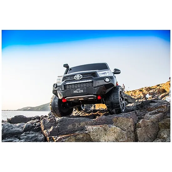 Baltas elektrinis vaikiškas automobilis Toyota Hilux