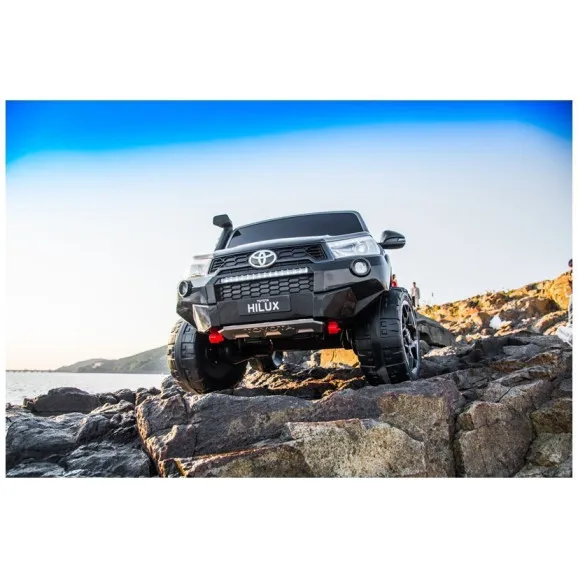 Baltas elektrinis vaikiškas automobilis Toyota Hilux