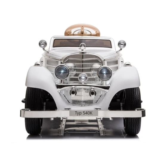 Baltas akumuliatorinis retro automobilis Mercedes 540K Elektrinės mašinėlės vaikams