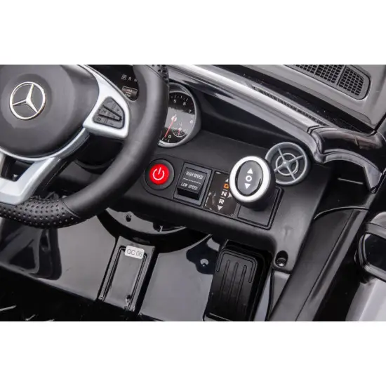 Elektrinis mėlynas automobilis Mercedes SLC 300