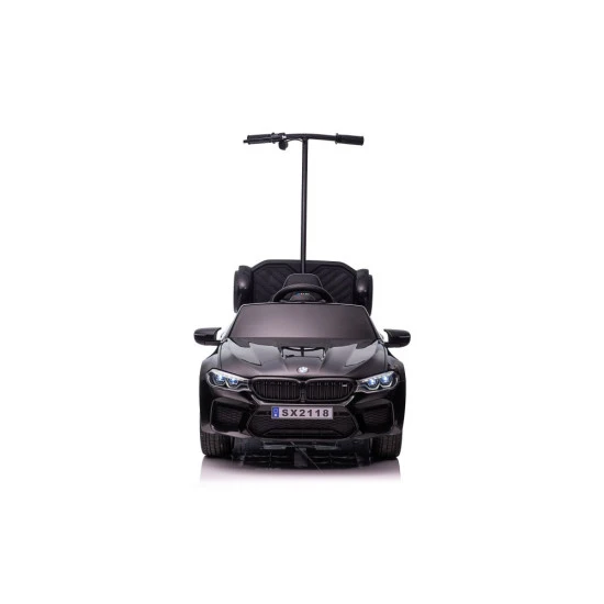 BMW M5 juodas elektrinis automobilis