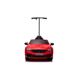 BMW M5 raudonas elektrinis automobilis