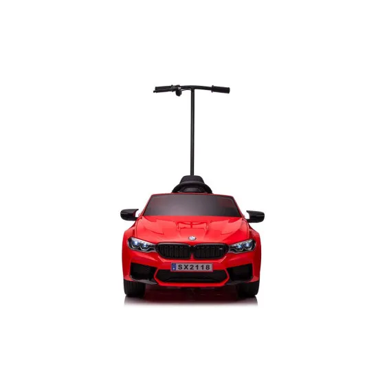 BMW M5 raudonas elektrinis automobilis