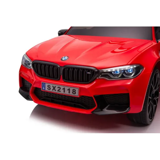 BMW M5 raudonas elektrinis automobilis