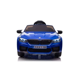 Mėlynas elektrinis automobilis BMW M5 drift