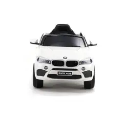 Baltas BMW X6 elektrinis automobilis