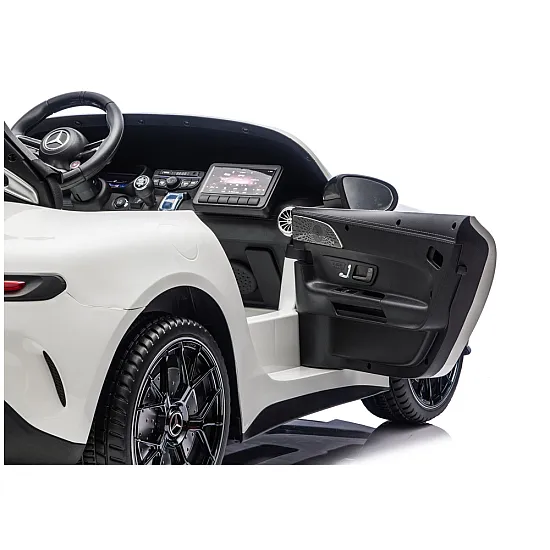 Baltas elektrinis automobilis Mercedes AMG DK-GT63